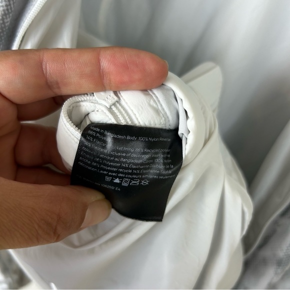Lululemon Bombs Away Jacket in reversible white/city breeze white multi size: 8 - Picture 12 of 13